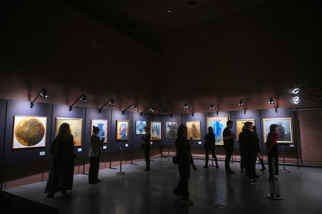 Wystawy Beksińskiego do dziś przyciągają tysiące widzów i często zostają przedłużane.