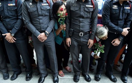 4 marca, Tajlandia. Zwolennicy byłej premier Yingluck Shinawatra czekają przed Sądem Najwyższym. Yin