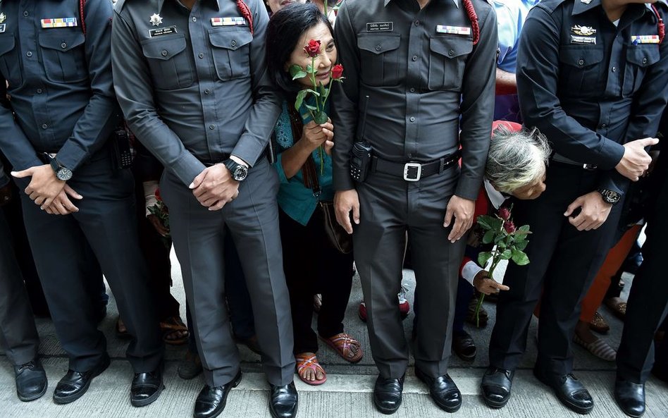 4 marca, Tajlandia. Zwolennicy byłej premier Yingluck Shinawatra czekają przed Sądem Najwyższym. Yin