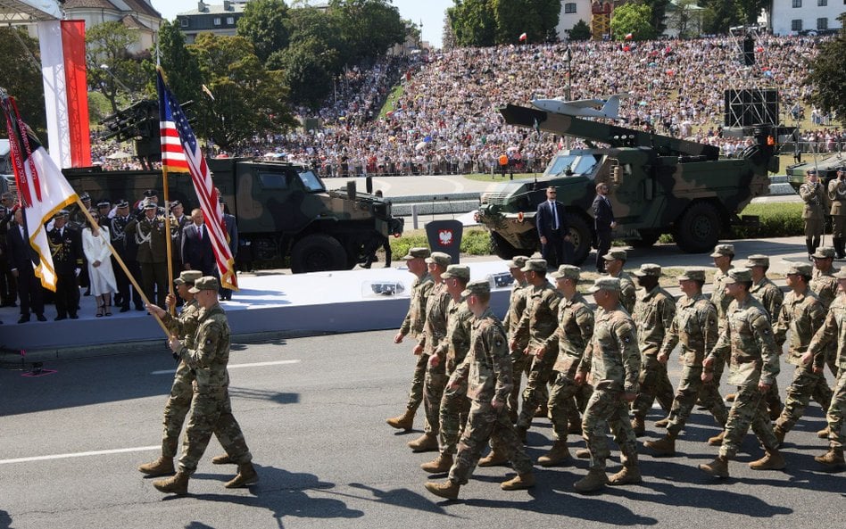 Defilada wojskowa na warszawskiej Wisłostradzie, w ramach obchodów Święta Wojska Polskiego, 15 sierp