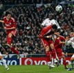 Yossi Benayoun (drugi z lewej) skoczył wyżej niż wysocy pomocnicy Realu. Liverpool jest bliżej awans