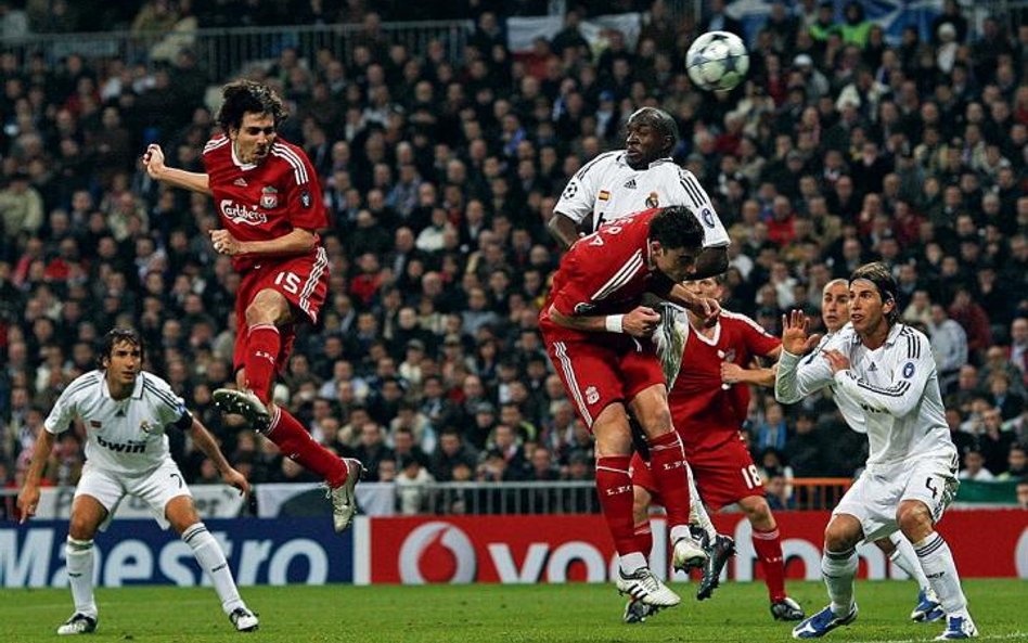 Yossi Benayoun (drugi z lewej) skoczył wyżej niż wysocy pomocnicy Realu. Liverpool jest bliżej awans