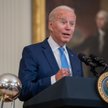 Biden wzywa pracodawców, by wymagali szczepień na COVID