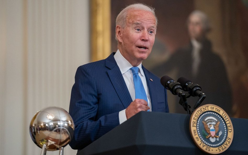 Biden wzywa pracodawców, by wymagali szczepień na COVID