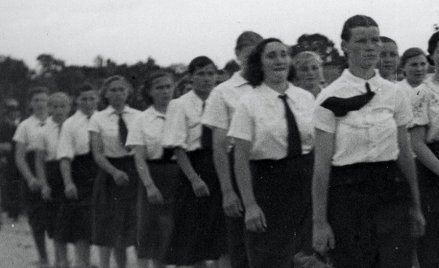 Członkinie Związku Niemieckich Dziewcząt (BDM) w drodze na majówkę; między 1939 a 1944 r.