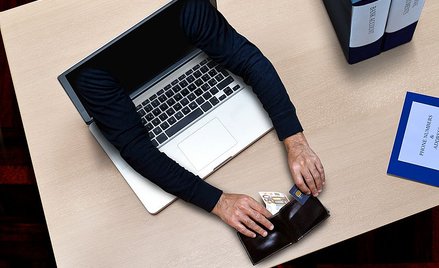 Coraz więcej osób traci pieniądze w banku przez internetowych oszustów