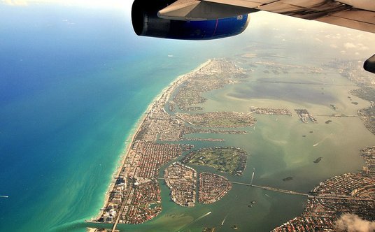 Miami widziane z lotu ptaka. Zielona wyspa w kształcie tarczy to Indian Creek.