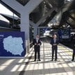 Premier Donald Tusk (C), minister infrastruktury Dariusz Klimczak (L) oraz podsekretarz stanu w Mini