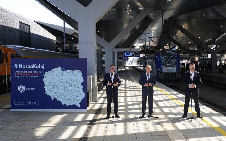 Premier Donald Tusk (C), minister infrastruktury Dariusz Klimczak (L) oraz podsekretarz stanu w Mini