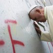 Franciszek I modli się przy murze oddzielającym Izrael od Autonomii