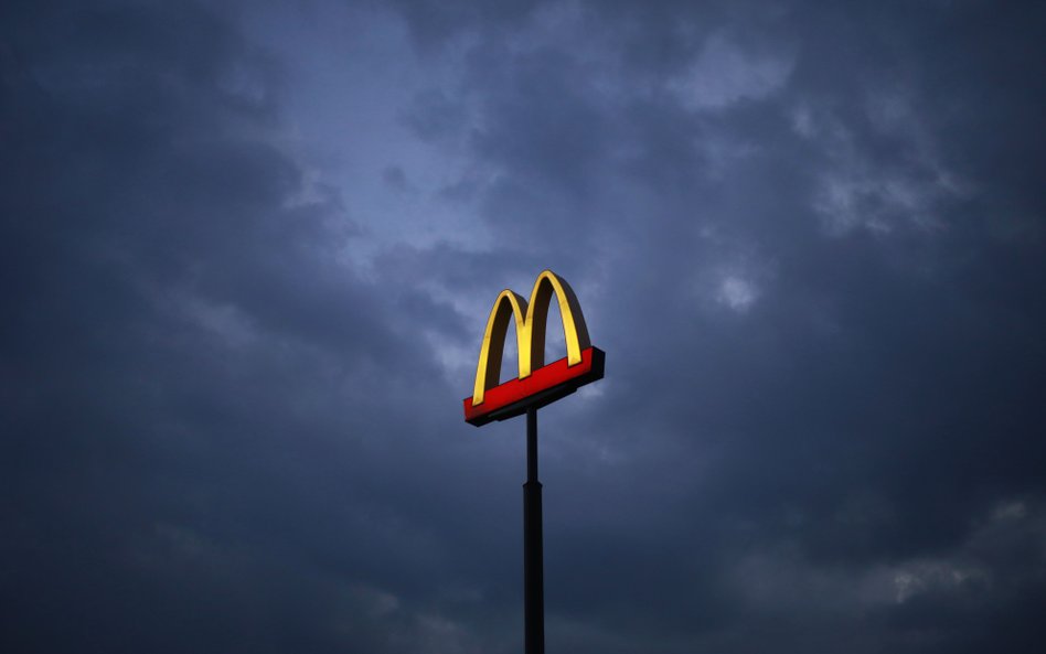 McDonald’s w kolorowym kubraczku. Czemu lokal sieci założył babciny sweter?