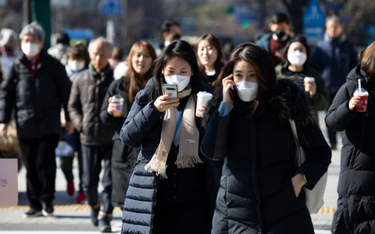 Na ulicach Seulu prawie nie spotyka się już przechodniów bez masek.