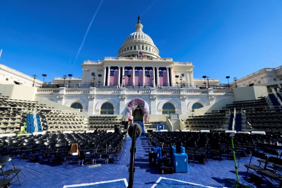 Puste krzesła na trybunie inauguracyjnej w Waszyngtonie
