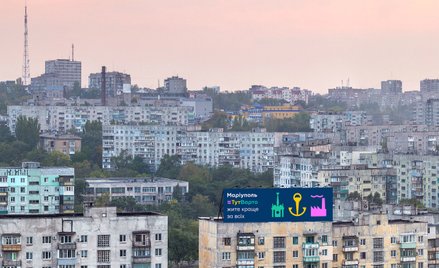 Kampania promocyjna na ulicach Mariupola przed wojną. Jeden z billboardów promujących zalety miasta.