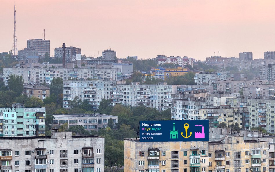 Kampania promocyjna na ulicach Mariupola przed wojną. Jeden z billboardów promujących zalety miasta.