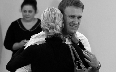 Aleksiej Nawalny obejmowany przez żonę, Julię