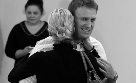 Aleksiej Nawalny obejmowany przez żonę, Julię