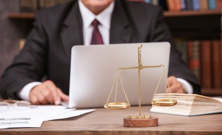Kancelarie coraz częściej stawiają na osoby bez studiów prawniczych