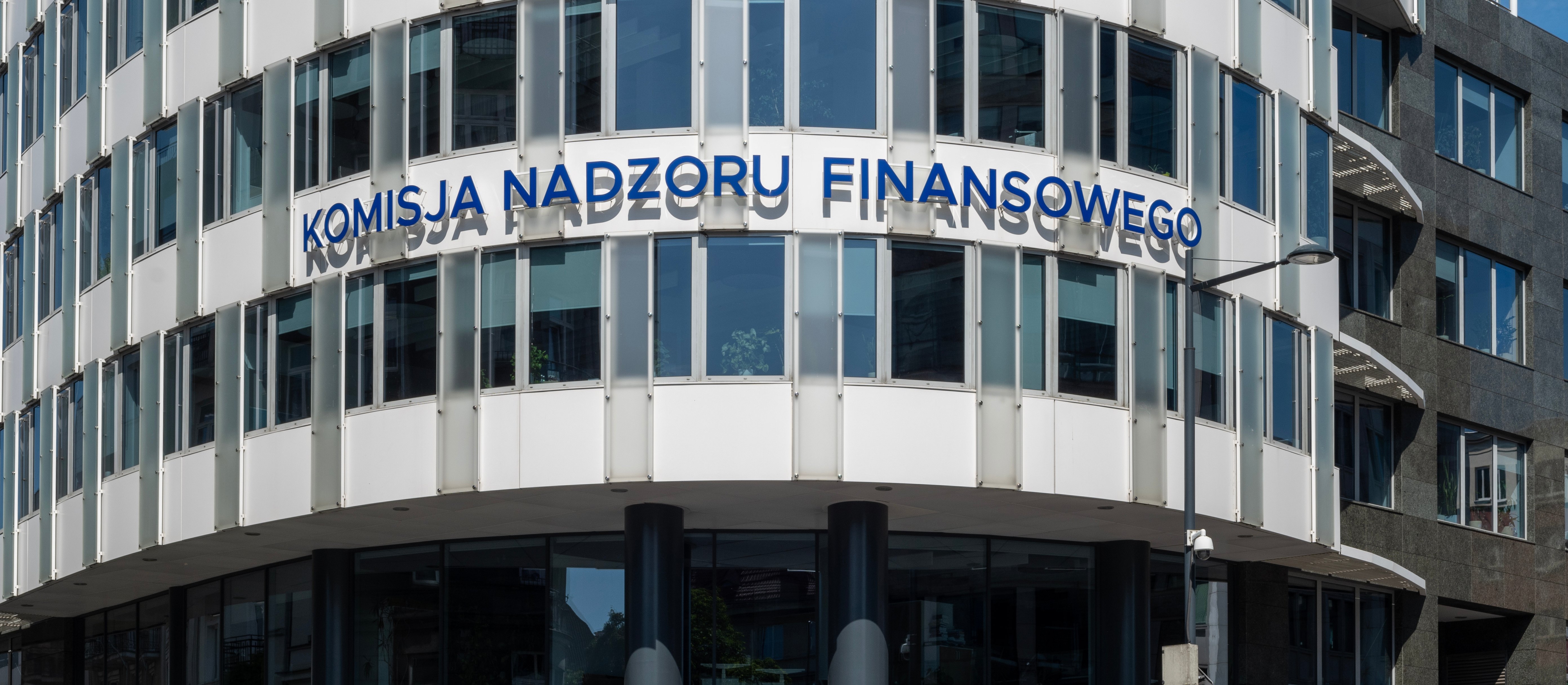 Sejmowe komisje wprowadziły poprawki do projektu, który nakazuje uiszczać opłaty na rzecz KNF z góry