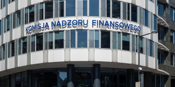 Sejmowe komisje wprowadziły poprawki do projektu, który nakazuje uiszczać opłaty na rzecz KNF z góry