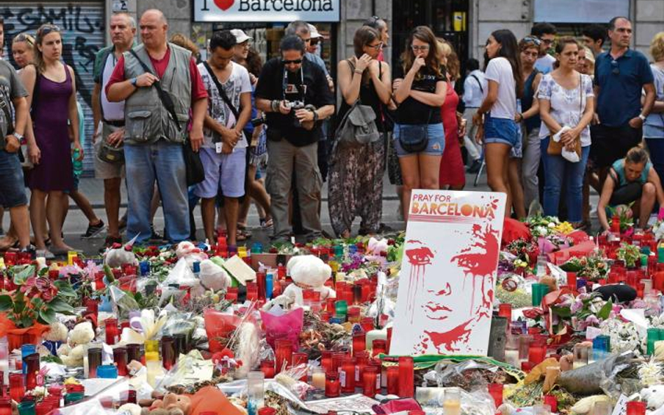 Miejsce zamachu z 17 sierpnia stało się nie tylko przedmiotem kultu, ale też atrakcją turystyczną