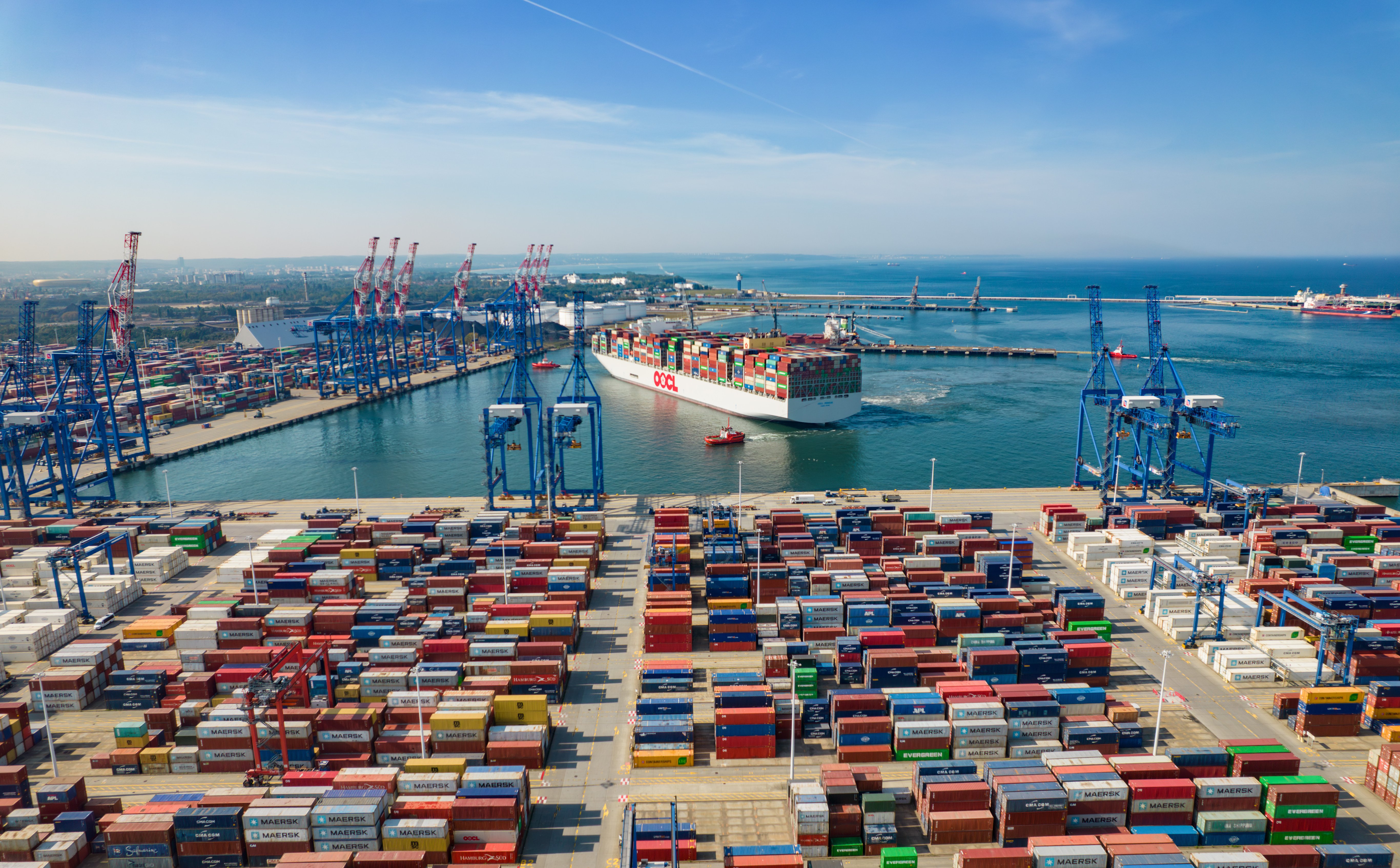 Większe przeładunki, ale niskie ceny frachtów morskich