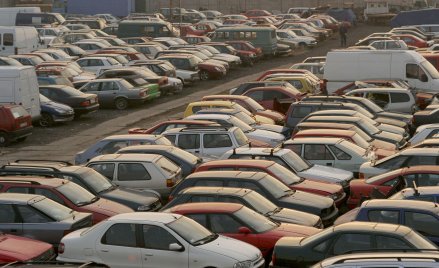 Nieodebrane z parkingu auta do wyrejestrowania - projekt zmian w prawie o ruchu drogowym