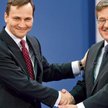 Radosław Sikorski i Bronisław Komorowski. Uścisk dłoni na koniec debaty. – To było spotkanie dwóch t
