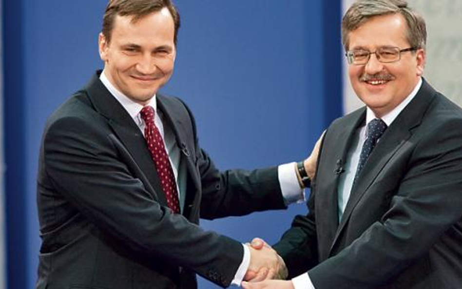 Radosław Sikorski i Bronisław Komorowski. Uścisk dłoni na koniec debaty. – To było spotkanie dwóch t