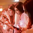 Zoomerzy żyją w rozkroku między rzeczywistością internetową a rzeczywistością realną. Dla nich to je