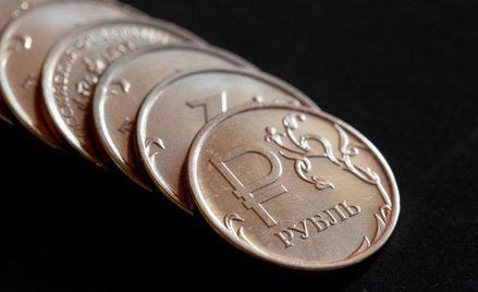 Perspektywa końca wojny pomaga złotemu, rublowi i forintowi