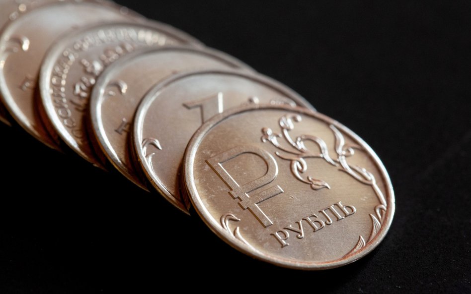 Rubel ciągle traci na wartości