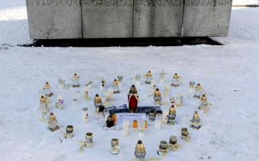 Akcje wsparcia dla Ukrainy trwają w całej Polsce. W Bydgosczy ukraińcy studenci pod pomnikiem Walki 