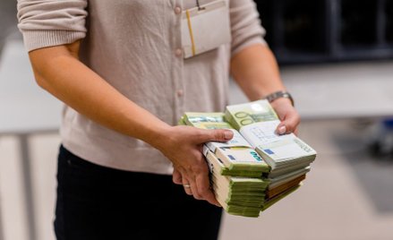 Czy pracodawca może polecić zwykłemu pracownikowi biurowemu wożenie gotówki do banku?