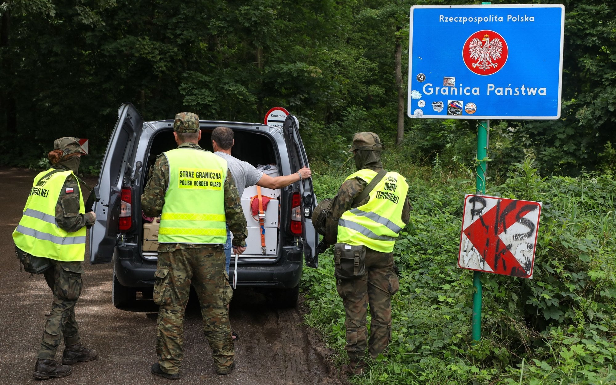 Przemytnicy, złodzieje aut i handlarze narkotyków zatrzymani na granicach z Litwą i Niemcami
