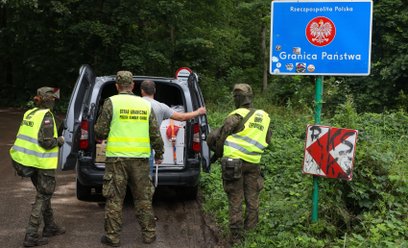 Wspólny patrol Wojsk Obrony Terytorialnej i Straży Granicznej na granicy z Litwą. Żołnierze WOT wspi
