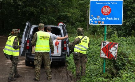 Wspólny patrol Wojsk Obrony Terytorialnej i Straży Granicznej na granicy z Litwą. Żołnierze WOT wspi