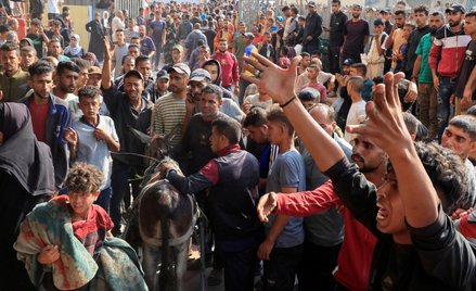 Reakcja tłumu na ostrzał ludzi oczekujących na pomoc humanitarną w Chan Junis, w południowej Strefie