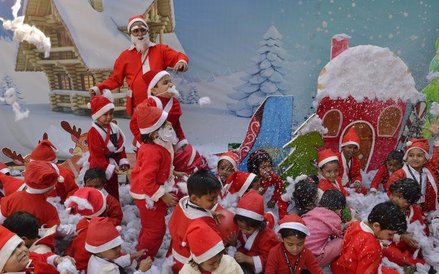 Szkolne przyjęcie świąteczne w Siliguri w Indiach.