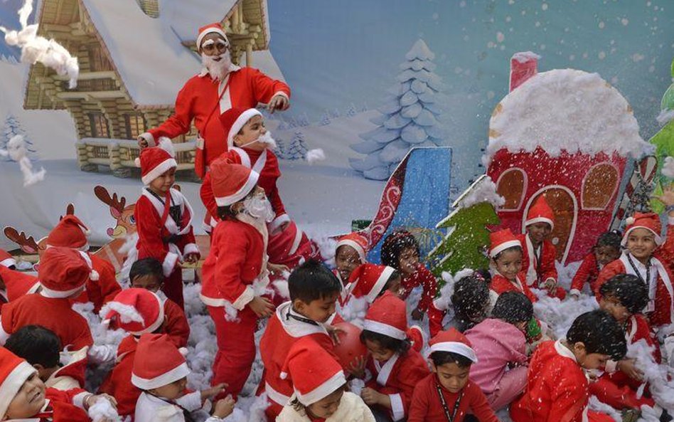 Szkolne przyjęcie świąteczne w Siliguri w Indiach.