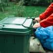 Seniorzy mogą skorzystać z ulg w opłatach za śmieci, jeśli spełniają warunki określone przez swoją g