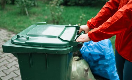 Seniorzy mogą skorzystać z ulg w opłatach za śmieci, jeśli spełniają warunki określone przez swoją g