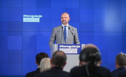 Pełnomocnik przedsiębiorców ds. deregulacji Rafał Brzoska podczas wydarzenia "Deregulacja. Znosimy b