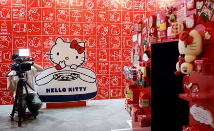 Wbrew oryginalnym intencjom twórczyni projektu, ujawniono, że bajkowa postać nazywa się Kitty White,