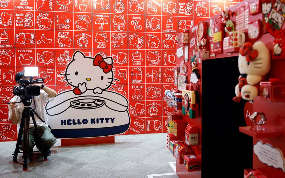 Wbrew oryginalnym intencjom twórczyni projektu, ujawniono, że bajkowa postać nazywa się Kitty White,