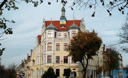 Ratusz w Zgorzelcu. Mężczyna podpalił drzwi wejściowe w zemście za wymeldowanie przed czterdziestu l