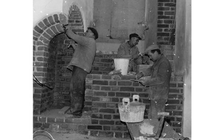 1972 - Prace murarskie we wnętrzu jednego z pomieszczeń. Odbudowa Zamku rozpoczęła się w ostatniej c