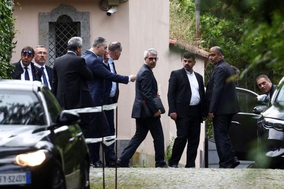 Miembros de la delegación iraní abandonan la embajada de Omán en Roma, donde se celebró la quinta ronda de conversaciones.