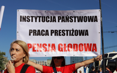 Protest pracowników sądów i prokuratury na placu Defilad w Warszawie.