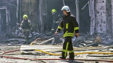 Trwa inwazja Rosji na Ukrainę. Strażacy gaszą jeden z pożarów, który wybuchł z powodu ataku dronów